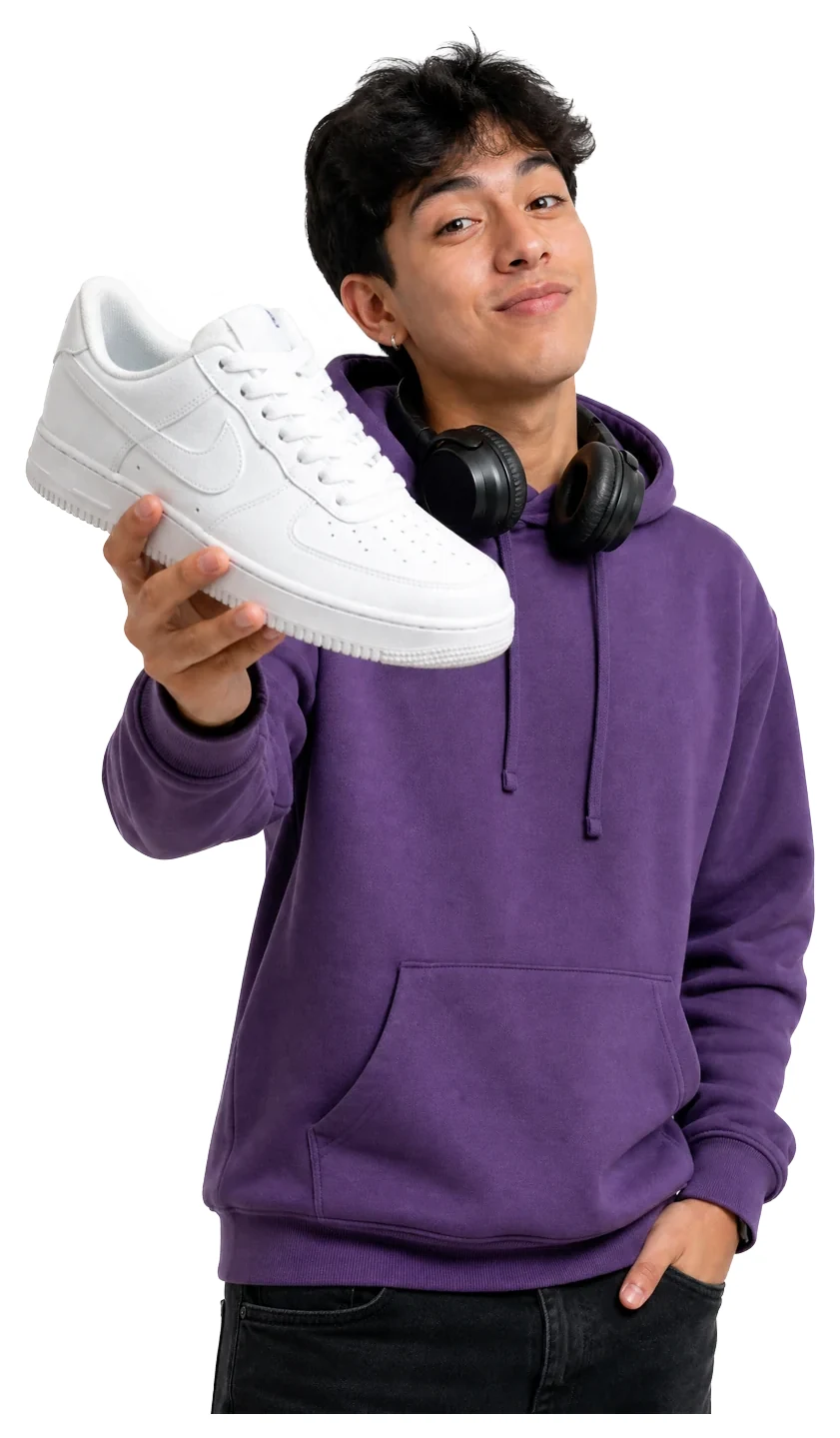 Creador mostrando una zapatilla blanca a la cámara